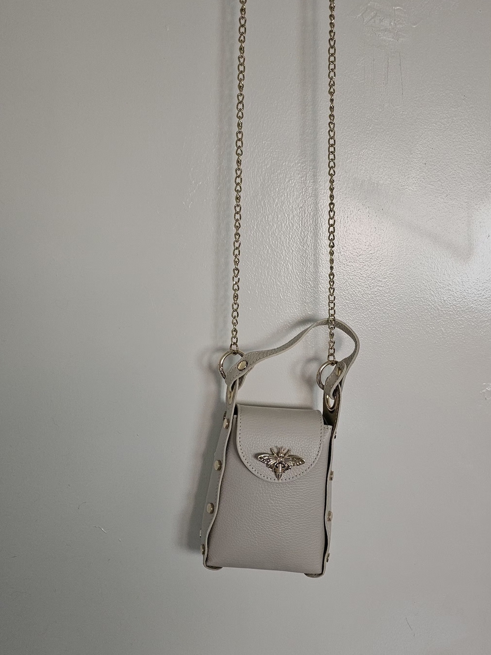 Vera Pelle Leather Crossbody Phone Bag in Light Beige with Gold Bee Accent
